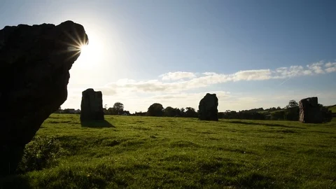 Sun passing over stone circle henge, England Stockbeeldmateriaal 70165572
