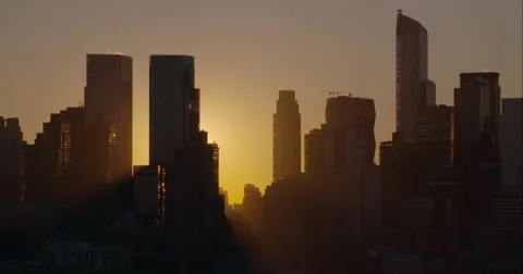The sun peeks out from behind the Manhattan Skyline. Stock Footage 62347963