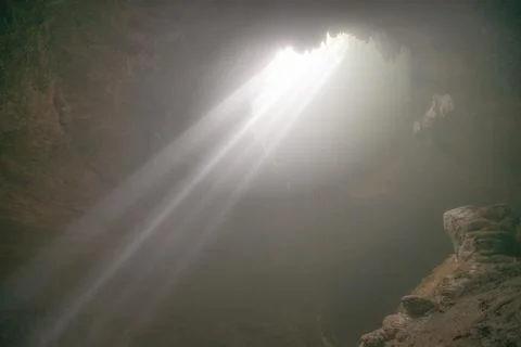 Sun ray falling into Jomblang Cave, Central Java, Indonesia Stock-Fotos