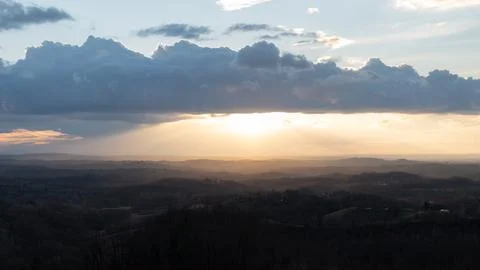Sun rays and cloud over hilly countryside. Foto stock