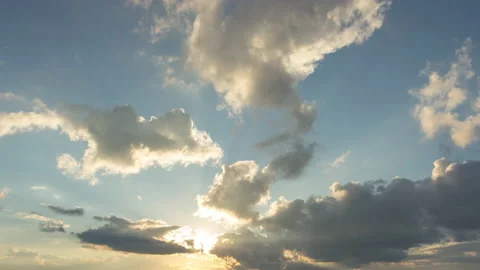 Sun rays and clouds in the sunset sky, timelapse Video stock 155895908