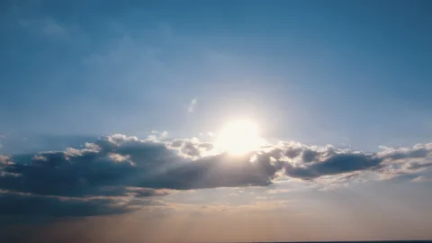 Sun rays and clouds. timelapse blue sky with clouds. 4k time lapse stock video Vidéo 139040476