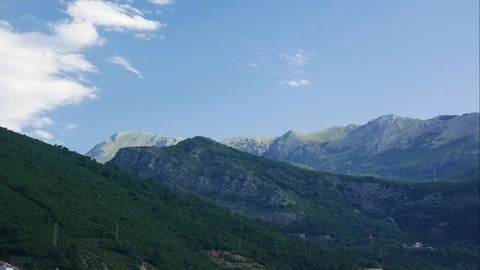 Sun rays and shadows of clouds over the great and rocky mountains Vídeos de archivo 111821163