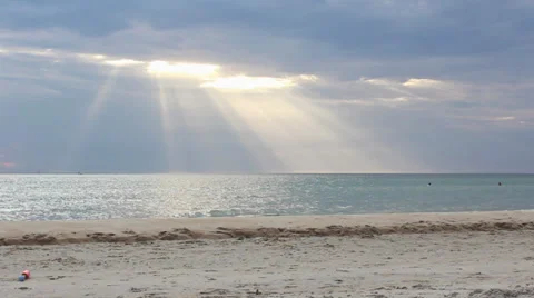 Sun rays beach 動画素材 38513005