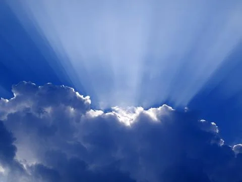 Sun Rays Breaking Through Dramatic Clouds Foto stock