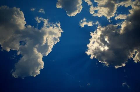 Sun rays coming through the high altitude clouds Foto stock