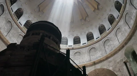 Sun rays from dome ceiling over the Holy Sepulchre, Jerusalem, Israel Stockbeeldmateriaal 54675333