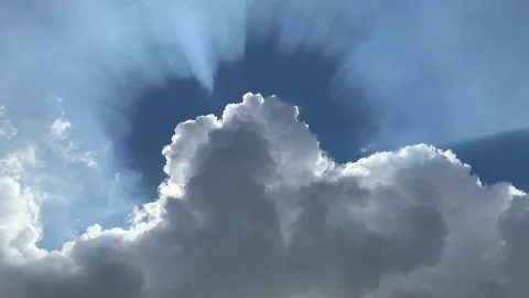 Sun rays enhanced by shadow of billowing cumulus - time lapse Vídeo Stock 165431454