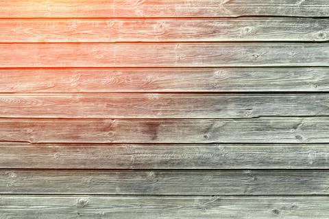 Sun rays fall on wooden wall. Horizontal gray boards close-up. Foto stock