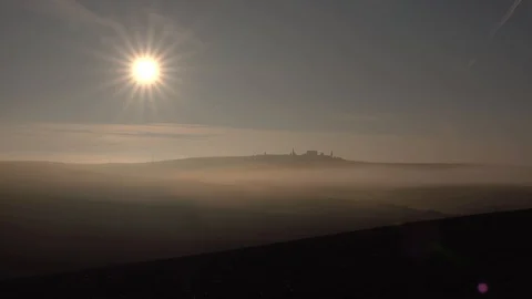 Sun rays fighting the fog in Val d'Orcia, Tuscany Stock Footage 127869111