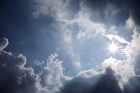 Sun rays filtering through different cloud shapes Fotos Stock