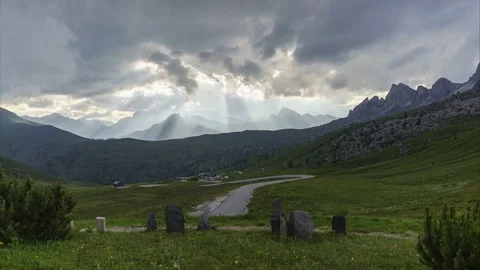 Sun rays on Giau Pass 库存影片 82001944