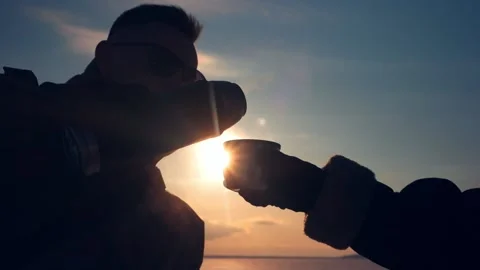 Sun rays. The guy pours tea from a thermos for his Stockbeeldmateriaal 150331089