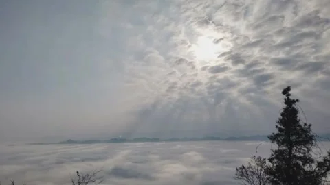Sun rays over mountain sea of clouds time lapse 库存影片 333553946