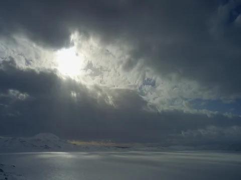 Sun rays passing through the storm clouds 库存影片 73299047