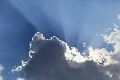 Sun rays through a cloud on a summer day Sun rays through a cloud on a sum... Foto stock