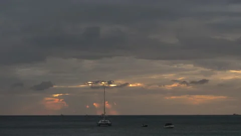 Sun rays through the clouds over the sea Vidéo 228664286