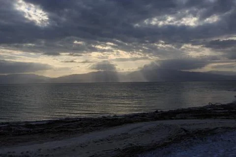 Sun rays through cloudy skies over the Dead Sea Foto stock