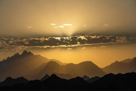 Sun rays on the top of the mountains Foto stock