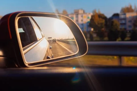 The sun is reflected in the mirror, evening road. Foto stock