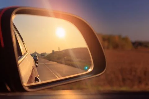The sun is reflected in the mirror, evening road. Foto stock