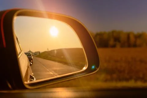 The sun is reflected in the mirror, evening road. Foto stock