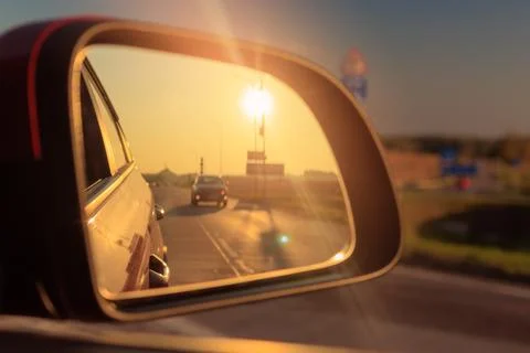 The sun is reflected in the mirror, evening road. Foto stock