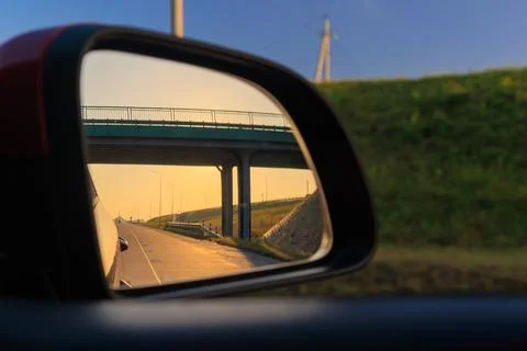 The sun is reflected in the mirror, evening road. Foto stock
