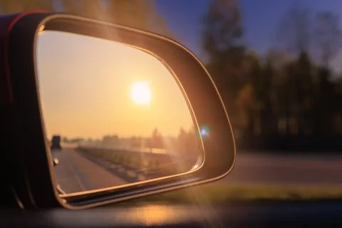 The sun is reflected in the mirror, evening road. Foto stock