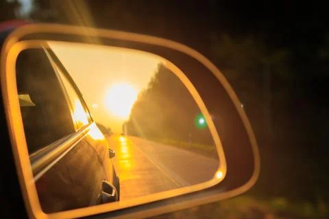 The sun is reflected in the mirror, evening road. Foto stock