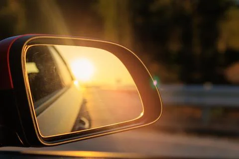 The sun is reflected in the mirror, evening road. Foto stock