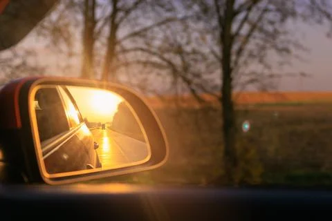 The sun is reflected in the mirror, evening road. Foto stock