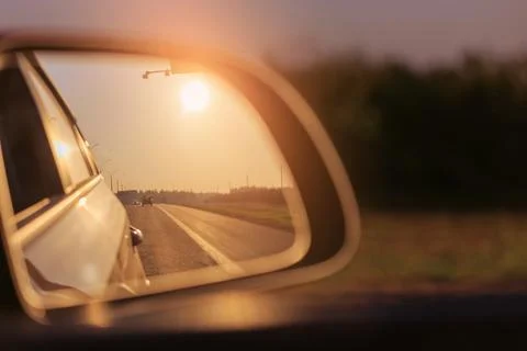 The sun is reflected in the mirror, evening road. Foto stock