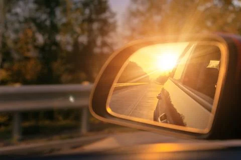 The sun is reflected in the mirror, evening road. Foto stock