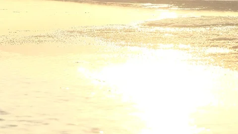 Sun reflected on the water of the ice floe, North Pole Vidéo 104908187