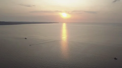 Sun reflecting on ocean during sunset Stock Footage 85966693