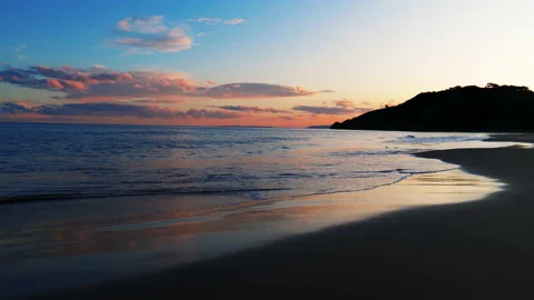 Sun reflecting of ocean at sunset Vídeos de archivo 229077664