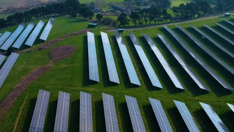 Sun reflecting on Solar Panels in Lush Green Fields. Stock-Footage 332627066