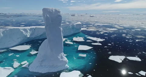 Sun reflection at arctic ocean with melt iceberg aerial. Environment ecological 스톡 동영상 148489399