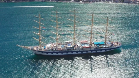 Sun reflection on the blue water surface around the beautiful vintage sailboat Stock-Footage 212510435