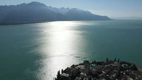 Sun Reflection Over Lake Geneva With Alps in Background, Switzerland 库存影片 328603051