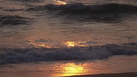 Sun reflection on the water and sand surface. Sea waves closeup at sunset. 4K Vídeo Stock 70361198