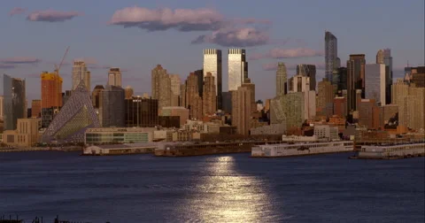 The sun reflects off the Manhattan Skyline. Stock Footage 62348724