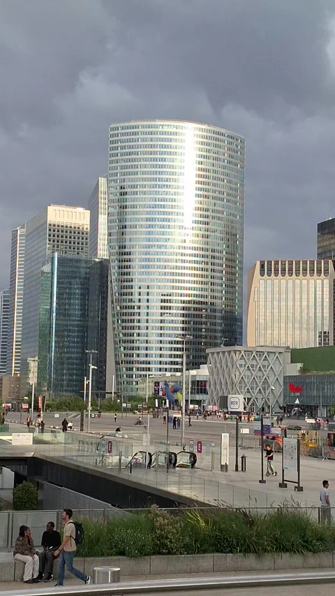 Sun reflects on the Tour Initiale skyscraper in La Defense Stock Footage 332726020
