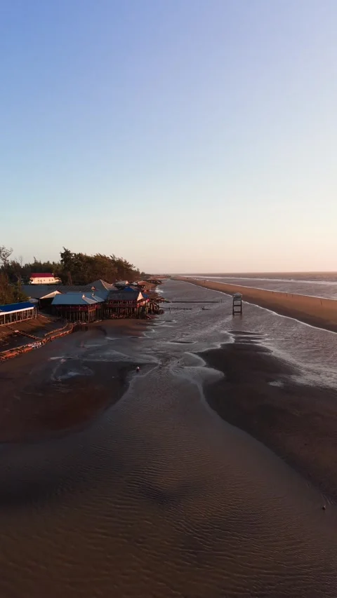 The sun rises and sets over the beach in Ben Tre, Vietnam. Vidéo 331655765