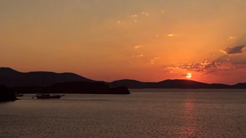 The sun rises behind a backlit silhouetted boat 動画素材 91985282