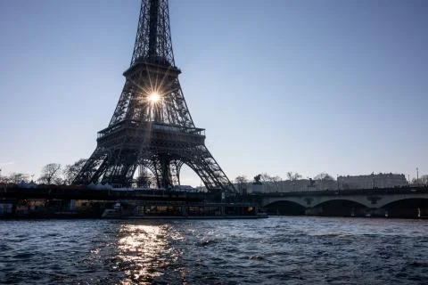 The sun rises behind the Eiffel Tower in Paris, France. Foto stock