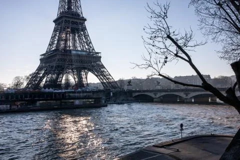 The sun rises behind the Eiffel Tower in Paris, France. Stockfoto's