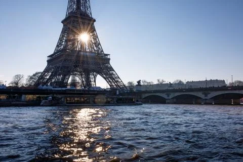 The sun rises behind the Eiffel Tower in Paris, France. Foto stock