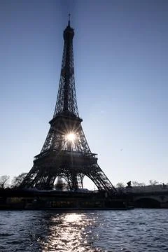 The sun rises behind the Eiffel Tower in Paris, France. Foto stock